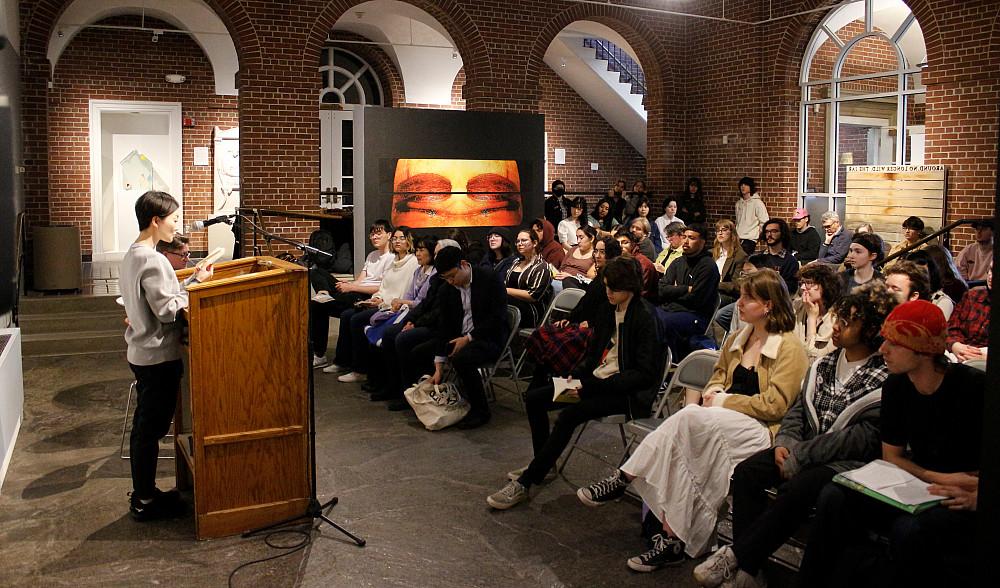 Author 薰Fujino reads excerpts from her novella 指甲和眼睛 to a packed crowd in the Wright Museum of Art courtyard.